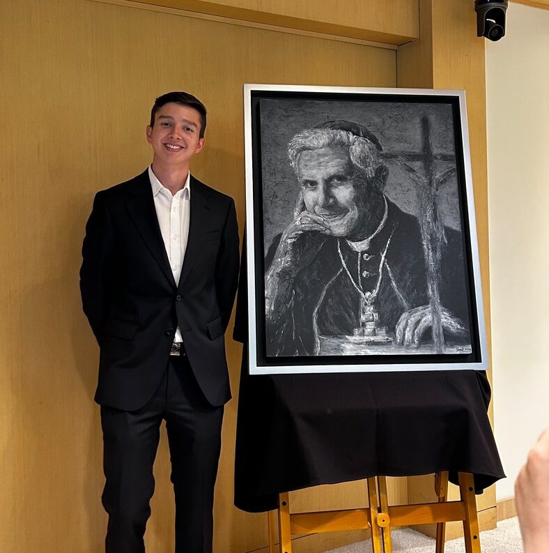 Juan Felipe Ruge beside El pensamiento de Joseph at the Congreso Centenario Ratzinger